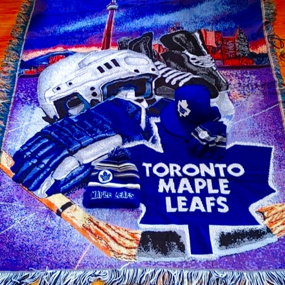 TORONTO MAPLE LEAFS RUG+HATS + GLOVES - Picture 5 of 9
